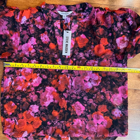 Steve Madden NWT Pink Red Rose Printed top V-neck. Scrunched Sleeve. Size  XS - Picture 13 of 16